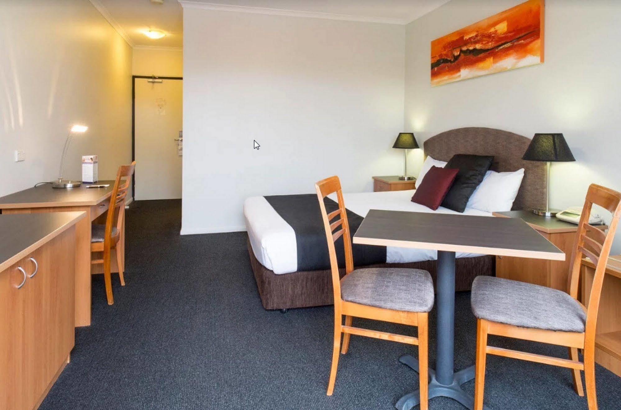 Alpha Hotel Canberra Extérieur photo